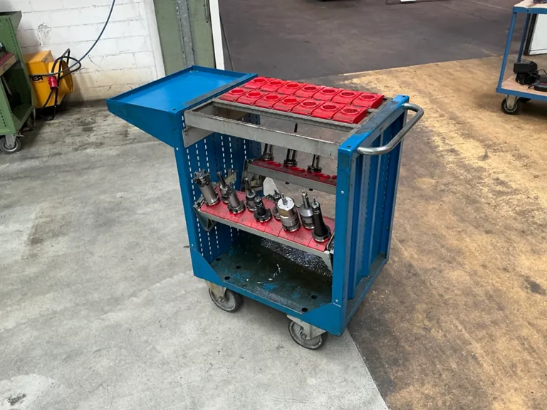 CNC-Werkzeugwagen mit konischen Werkzeughaltern